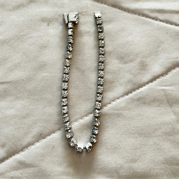 Tennis bracelet w/Clear Round prong set rhinestones & 1 large on clasp - Picture 5 of 15